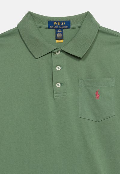 Πράσινο polo Ralph Lauren με γιακά, τρία κουμπιά, τσέπη στο στήθος και ροζ κεντημένο λογότυπο στην τσέπη.