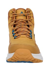 Keltainen vaelluskengä, jossa on teksturoitu yläosa, siniset ja oranssit nauhat, pehmustettu kaulus ja valkoinen kumipohja, jossa on karhea uramalli.