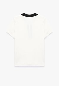 Hvid kortærmet polo t-shirt med en sort krave. Glat tekstur, enkelt design. Besidder en minimalistisk stil uden synlige mønstre.