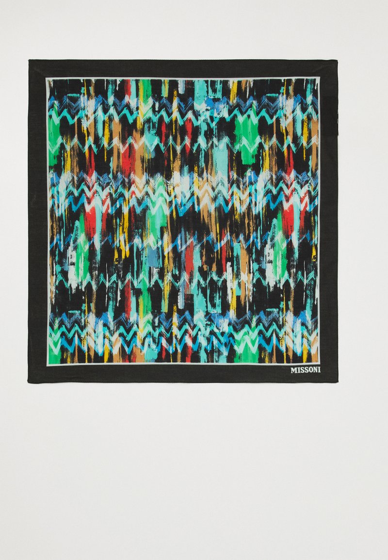 Šilkinis šalikas su gyvu abstrakčiu raštu mėlynos, žalios, raudonos ir juodos spalvos, apsuptas elegantiška juoda riba su ženklu 'MISSONI'.