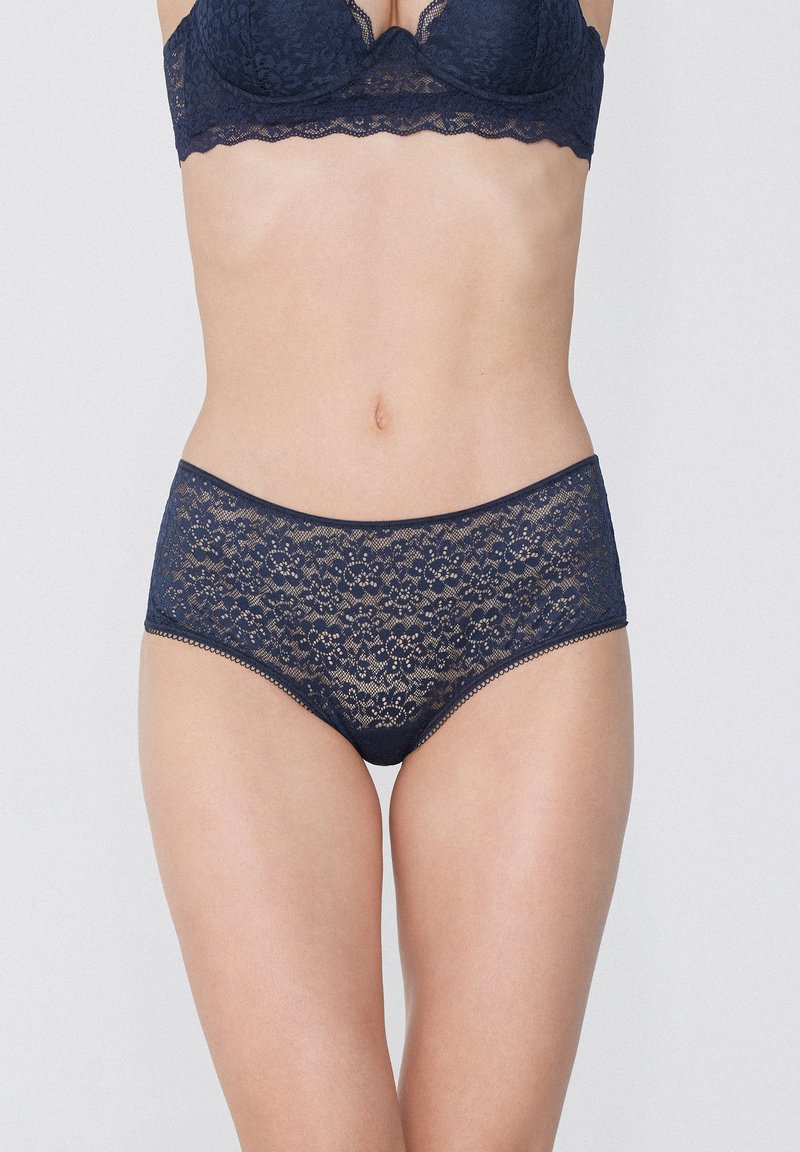 Námořnické krajkové hipster kalhotky s květinovým vzorem, elastickým pasem a vlnitými okraji, nabízející průhledný, ale elegantní design.