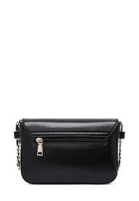 Borsa a tracolla sintetica nera con tasca frontale con zip, hardware dorato e tracolla a catena. Texture liscia con un design moderno.