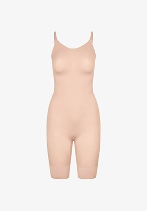 Varrás nélküli, bőrszínű, teljes testet takaró alakformáló, vékony, állítható vállpántokkal és a comb közepéig érő hosszúsággal.
