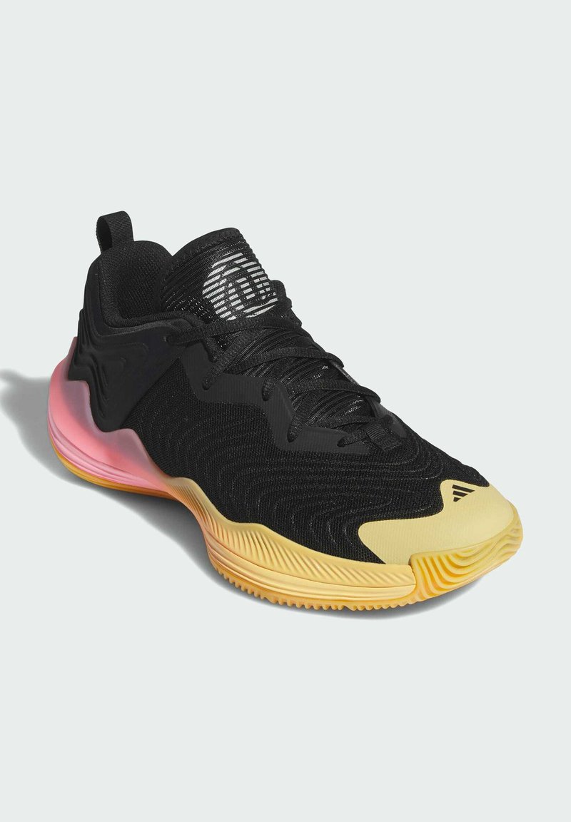 Czarne sportowe buty z teksturowanym cholewką z dzianiny, żółtą osłoną palców, różowym akcentem na pięcie oraz wzorzystą gumową podeszwą, pokazane pod kątem w prawo na białym tle.