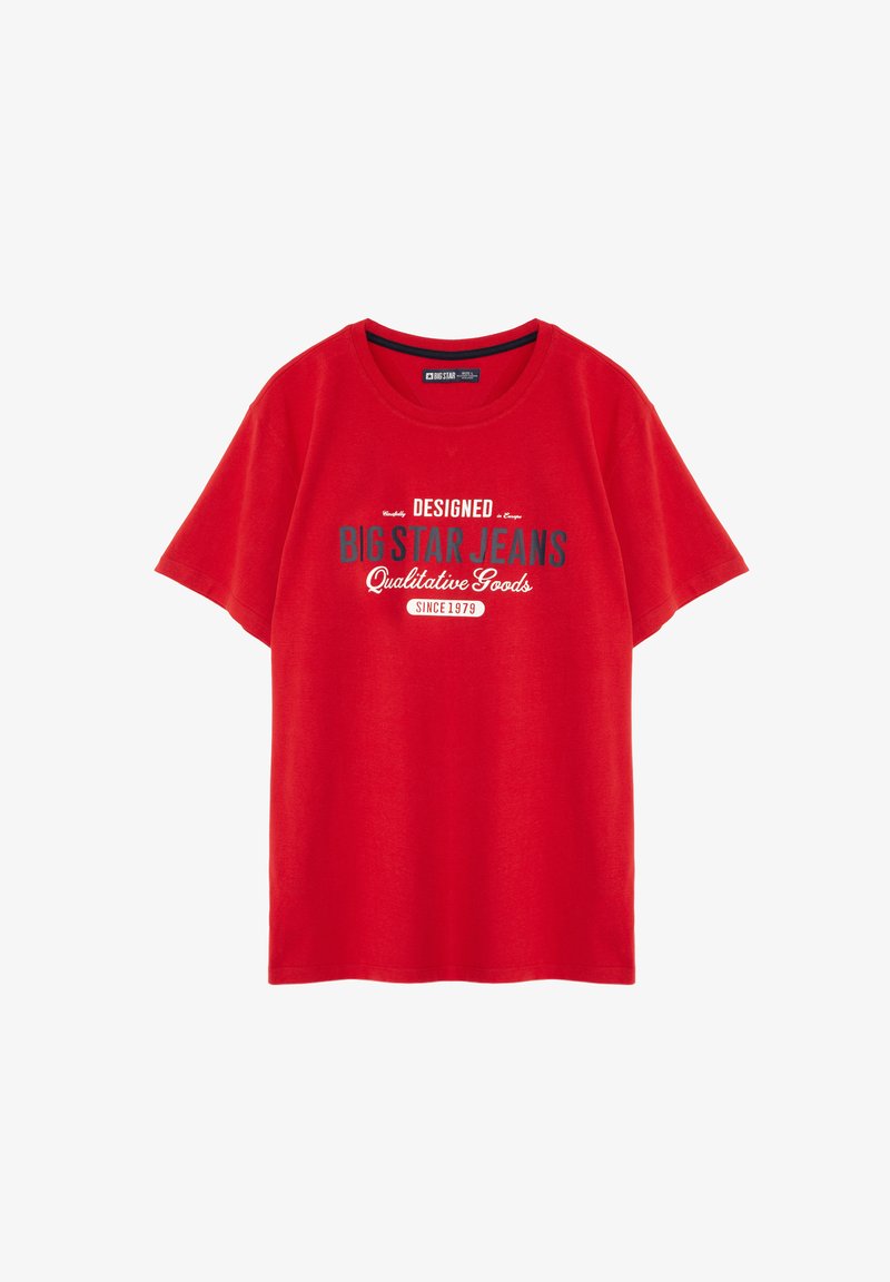 Sarkans kokvilnas T-krekls ar īsām piedurknēm, apaļu kaklu un priekšējo tekstu: "DIZAINĒTS BIG STAR JEANS Kvalitatīvi produkti NO 1979. GADA" zilā un baltā krāsā.