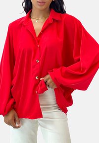 Rød, oversized skjorte med knapper, krave, lange ærmer og skinnende gyldne knapper. Glat stof giver en afslappet pasform.