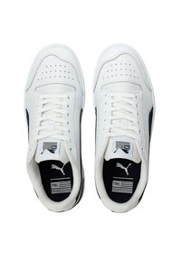 Białe skórzane sneakersy z czarnymi akcentami, okrągły nos, sznurowany design, perforowane detale na nosie oraz logo na języku i wkładce.