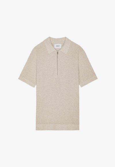 Beżowa koszulka polo z krótkim rękawem z zamkiem z przodu, wykonana z teksturowanego dzianiny. Posiada klasyczny kołnierzyk i ściągacz u dołu.