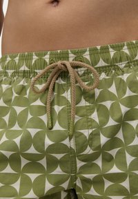 Șorturi de baie verzi cu model geometric, având talie ajustabilă cu șnur bej și o textură a materialului neted.