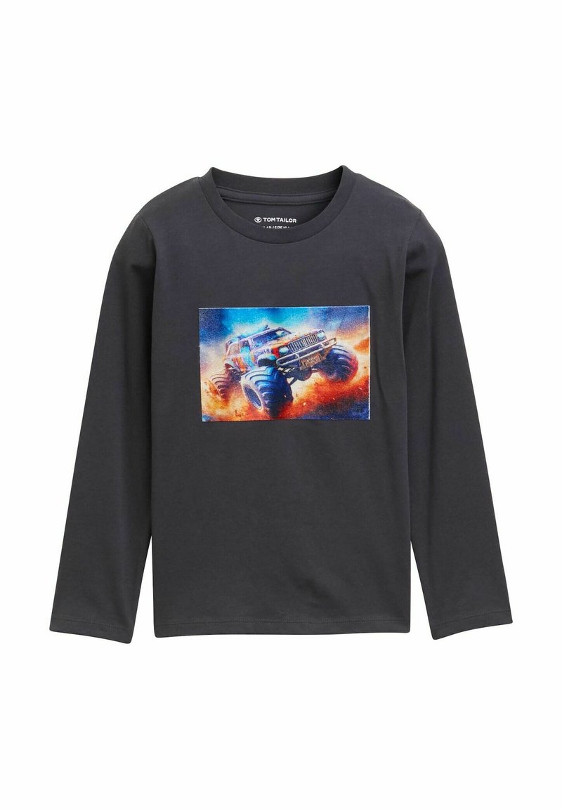 Dunkelgraues Langarmshirt mit einem bunten Grafikdruck eines Monstertrucks, der durch Staub und Rauch fährt, auf der Vorderseite in der Mitte.