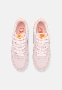 Rosa sneakers lavet af mesh og syntetisk materiale. Har hvide såler, let ferskenfarvede accenter og klassisk snørebåndsdesign med logodetalje.