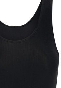 Débardeur de sport noir avec un col arrondi, fabriqué en tissu léger et lisse avec un léger éclat et une texture subtile.