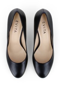 Pump in pelle nera con finitura liscia, punta arrotondata e leggero riflesso. Presenta il nome del marchio "EVITA" inciso all'interno della scarpa.