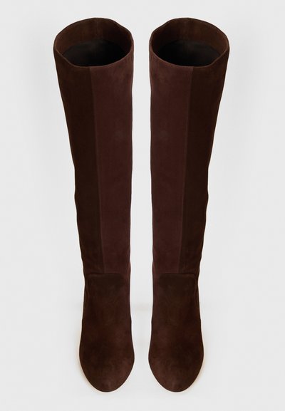 Stivali al ginocchio marroni in morbida suede, con una texture liscia, punta arrotondata e un design minimalista con un leggero dettaglio accentuato.
