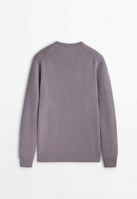 Pull en tricot violet clair avec une texture structurée, des ourlets côtelés et des manches raglan, présentant un col rond classique sans accents visibles.