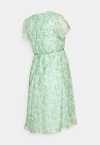 Vestido floral verde claro com mangas curtas, cintura ajustada e tecido fluido. Apresenta um padrão delicado e um fecho de zíper nas costas.
