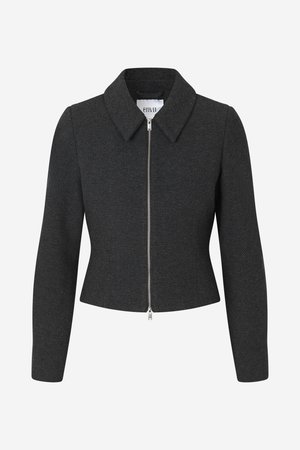 Tumši pelēks piegulošs žakete ar garām piedurknēm, punktētu apkakli un priekšpusē sudraba rāvējslēdzēja aizdari.