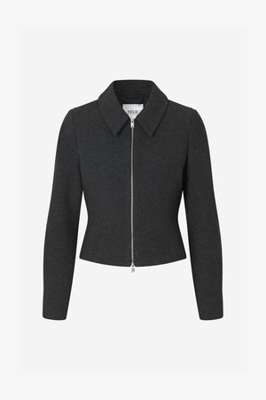 Sötétszürke, testhezálló dzseki hosszú ujjakkal, hegyes gallérral és elöl ezüst cipzáras záródással.