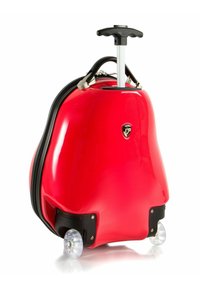 Valigia rigida rossa con finitura lucida, due ruote trasparenti, manico telescopico e bordo di chiusura nero, completa di un logo sulla parte anteriore.