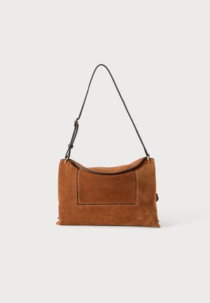 Sac à épaule en daim marron avec une longue bandoulière noire réglable et un détail de poche avant rectangulaire sur fond uni.