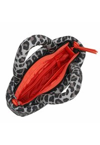 Handtasche mit Leopardenmuster und rotem Innenfutter, ausgestattet mit einem Reißverschluss und zwei gepolsterten Griffen für einfachen Transport. Strukturiertes Gewebe mit glatten Akzenten.