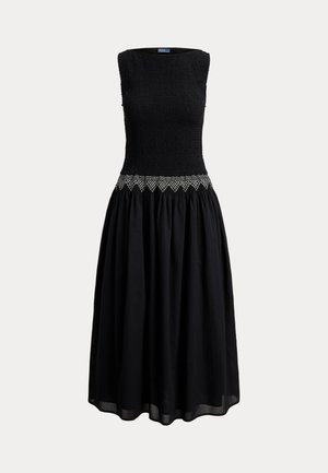 Rochie midi neagră fără mâneci, cu corset smock și broderie albă în formă de diamant în talie, având o fustă completă, adunată.