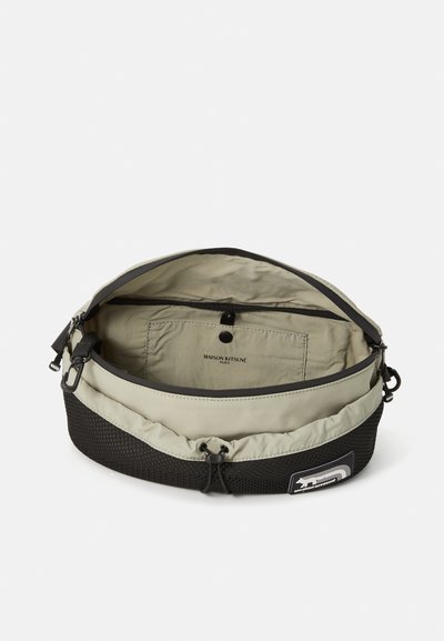 Maison Kitsuné FLASH FOX BUMBAG - Diržinis krepšelis - court green