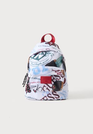 Zaino bianco per bambini con stampe multicolori a tema Los Angeles e un'etichetta rossa "Guess kids" sulla tasca frontale, con un anello rosso per il trasporto.