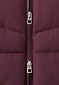 Bordová péřová bunda s hladkou texturou, vodorovným prošíváním a kovovým zipem s obdélníkovým táhlem.