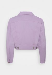 Skuren denimjacka i ljus lavendel med krage, långa ärmar och silverknappdetaljer vid ärmsluten och bakre fållen.