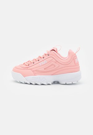 Sneaker sportive rosa con tomaia sintetica testurizzata, suola in gomma bianca e colletto imbottito. Presenta dettagli con logo e lacci tondi.