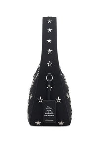 Borsa in tessuto nero con borchie a forma di stella in argento, forma affusolata, tracolla larga con dettagli a stella e una targhetta decorativa con una citazione stampata.