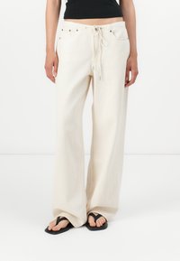 Abercrombie & Fitch - VINTAGE WAISTLESS DRAWSTRING ULTRA LOOSE  - Relaxed fit jeans - white Thumbnail Image 1