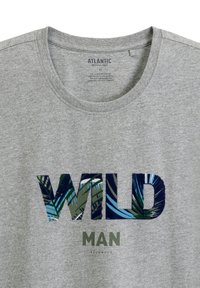 Szara krótki rękaw t-shirt z napisem "WILD" w wielokolorowym wzorze liści oraz "MAN" w jednolitym zielonym kolorze poniżej. Miękka tkanina z okrągłym dekoltem.