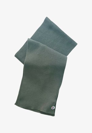 Sciarpa lavorata a maglia verde scuro piegata con un piccolo logo del marchio Champion in un angolo su sfondo bianco.
