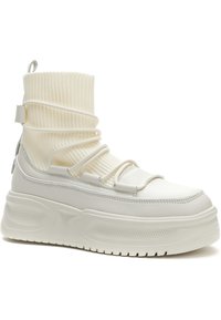 Zapatillas altas blancas con parte superior de punto acanalado, cordones elásticos y suela texturizada. Confeccionadas con materiales suaves y elásticos.