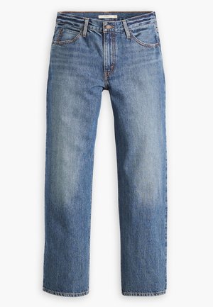 Jean bleu droit en denim avec bouton et fermeture éclair devant, passants de ceinture et style cinq poches sur fond blanc.