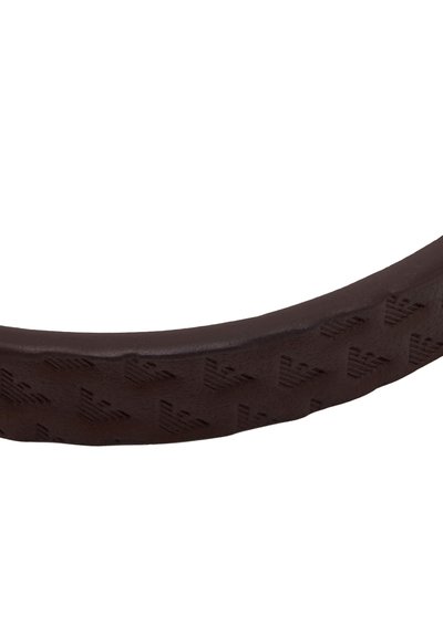Ceinture marron texturée présentant un motif géométrique, mettant en valeur une finition lisse et des détails en relief subtils tout au long de sa longueur.