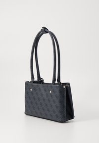 Borsa a tracolla blu navy con finitura testurizzata, dotata di due manici lunghi e hardware in tonalità oro. La superficie presenta un motivo logo discreto.