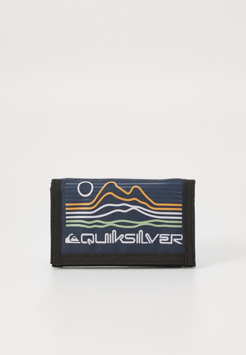 Marinefarget lommebok med grafikk av fjell og sol i oransje, hvitt og grønt. Har svart kant og merkevarenavnet "Quiksilver" tydelig vist frem.