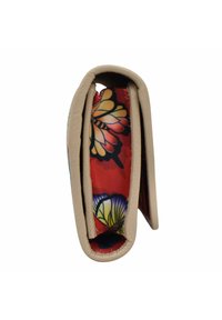 Vouwportemonnee met een beige leren buitenkant en een kleurrijke stofinterieur met vlinderpatroon in rode, gele en blauwe tinten.