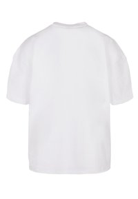 Bílá bavlněná tričko, oversized design, krátké rukávy, kulatý výstřih, hladká textura, prázdný zadní pohled, žádné vzory ani akcenty viditelné.