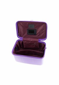 Estuche cosmético rígido de color púrpura con cierre de cremallera. El interior presenta un forro de tela burdeos y múltiples compartimentos para organización.