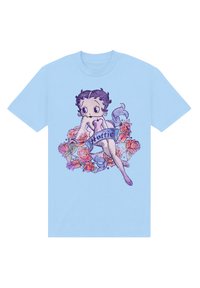 Ljusblå t-shirt med en tecknad flicka med mörkt hår, omgiven av färgglada rosor, med en banner som säger "Hottie" i vintage-stil.