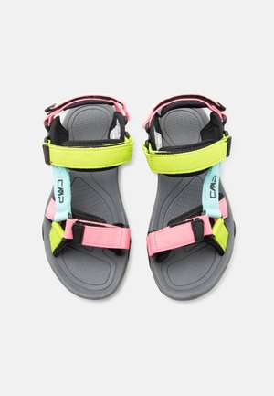 Gyerek szürke sport szandálok állítható neon sárga, rózsaszín és kék pántokkal és párnázott talpbetétekkel, felülről nézve.