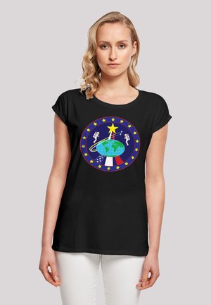 Schwarzes T-Shirt mit einer bunten kreisförmigen Grafik, die einen Globus, Astronauten und Sterne vor einem blauen Hintergrund zeigt. Weicher, lässiger Stoff.
