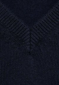 Námořnický pletený svetr s výstřihem do V, který má žebrované detaily na límci a strukturovaný tkaný vzor po celé délce.