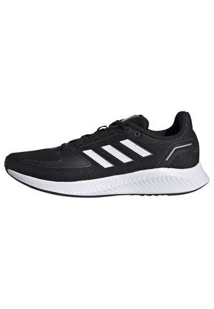 Chaussure de course noire avec semelle blanche et trois bandes blanches sur le côté, en mesh, avec fermeture à lacets.