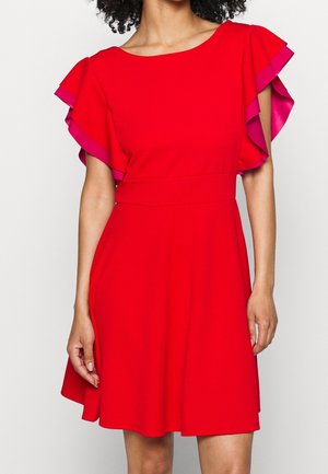 Czerwona sukienka z krótkimi falbanianymi rękawkami z różowym akcentem. Dopasowany gorset z rozszerzaną spódnicą, wykonana z miękkiego materiału.