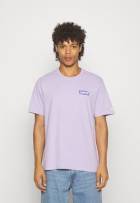 Levi's® RELAXED FIT TEE - T-shirt imprimé - original purple